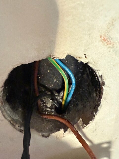 Inkopplade kablar i en väggdosa efter installation av gamla dimmers.