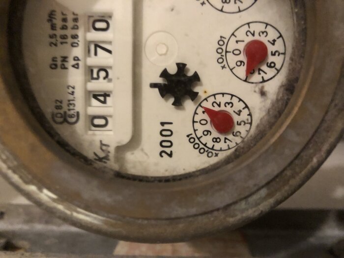 Vattenmätare visar 4570 kubikmeter med årtalet 2001 på displayen.