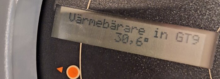 Närbild av en display på en IVT Streemline värmepump från cirka 2004, med texten "Värmebärare in GT9 30,6°".