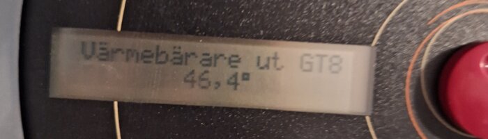 Display på värmepump visar "Värmebärare ut GT8" och en temperatur på 46,4 grader.