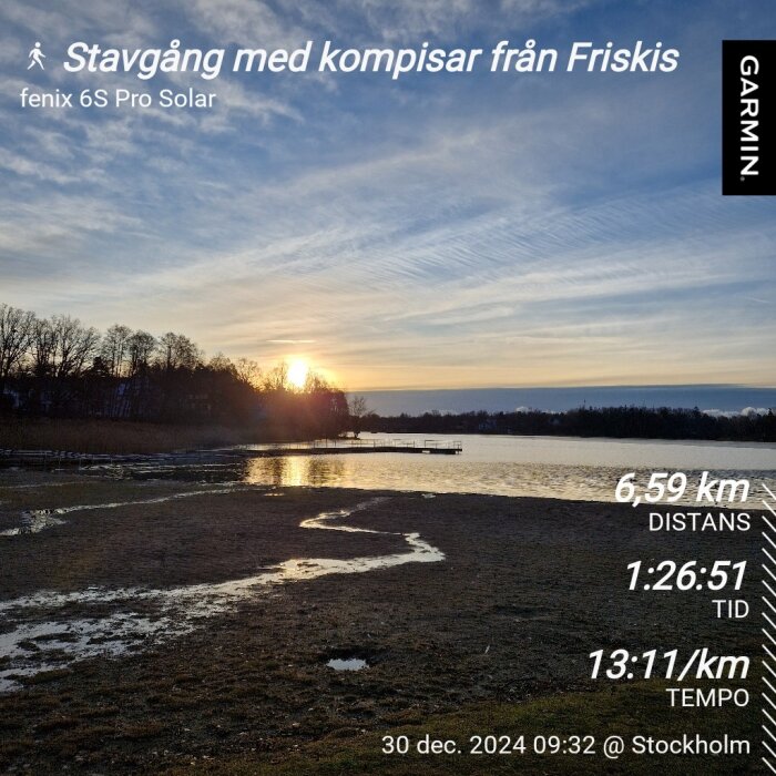 Soluppgång över sjö med strand i förgrunden, träd längs vattenlinjen. Text visar stavgångsdata med distans och tid.