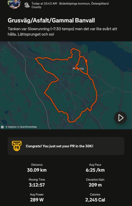 Karta över en löprunda på 30,09 km med rutt markerad i röd-orange. Statistiken visar löptid, tempo, höjdökning och kaloriförbrukning.