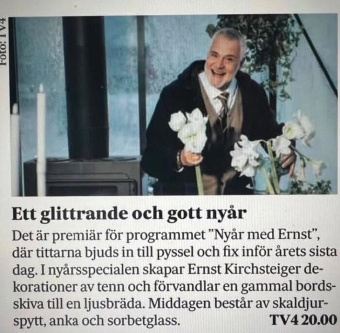 Man med vita blommor i händerna framför en inomhusväxt, text om nyårsprogram och middag nedanför bilden.