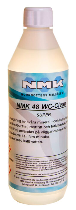 Flaska med NMK 48 WC-Clean, ett rengöringsmedel för toaletter från Norrbottens MiljöKemi.