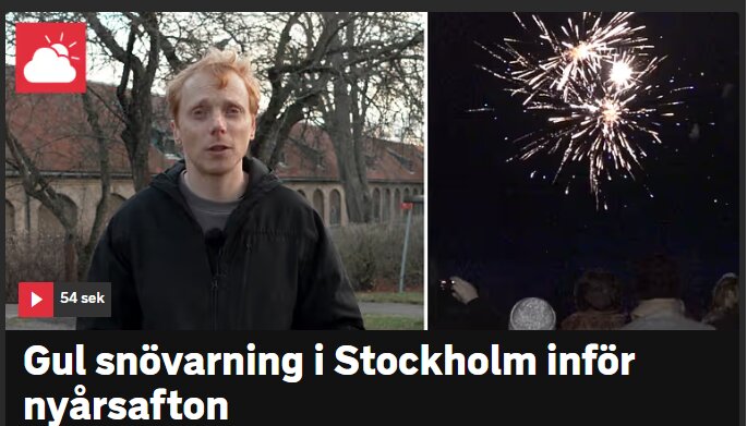 Man i mörk jacka pratar utomhus med träd i bakgrunden; bredvid visas fyrverkerier på mörk himmel. Texten varnar för gul snö i Stockholm inför nyår.