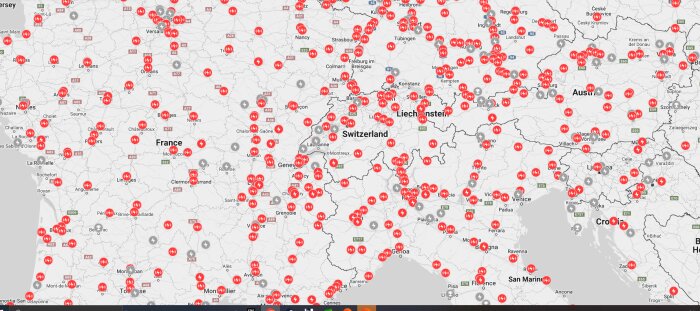 Karta över Europa med röda och grå symboler som visar befintliga och planerade Tesla-laddstationer i olika länder.