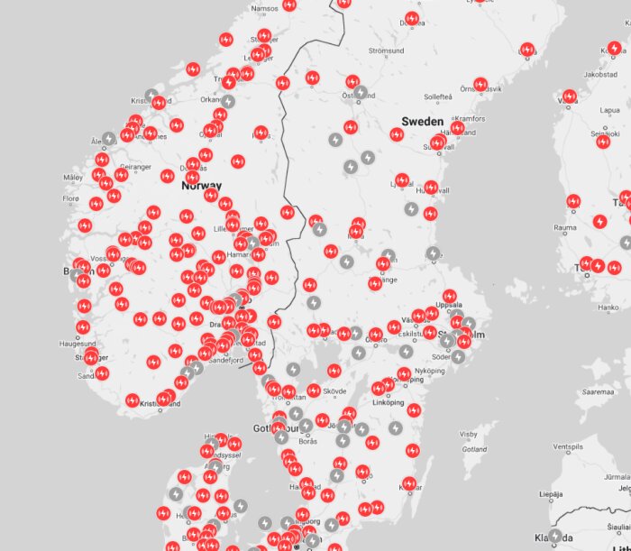 Karta över Tesla laddstationer i Skandinavien, med existerande i rött och planerade i grått. Färre stationer i norra Sverige.