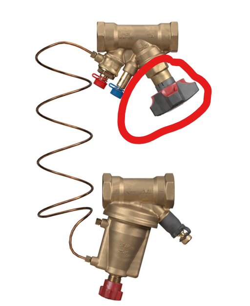 Bronsfärgade injusteringsventiler för värmesystem med kopparrör och justeringsvred, en markerad med röd cirkel.