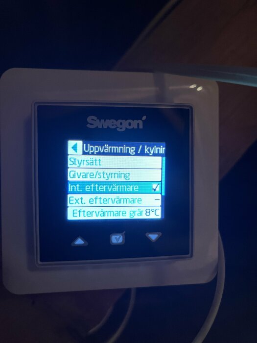 Swegon kontrollpanel med inställningarna för uppvärmning, kylning och eftervärmare vald till "Int. eftervärmare" på 8°C.