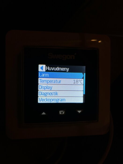 Bild på en Swegon CASA kontrollpanel som visar huvudmenyn med alternativ som "Larm", "Temperatur", "Display", "Diagnostik" och "Veckoprogram".