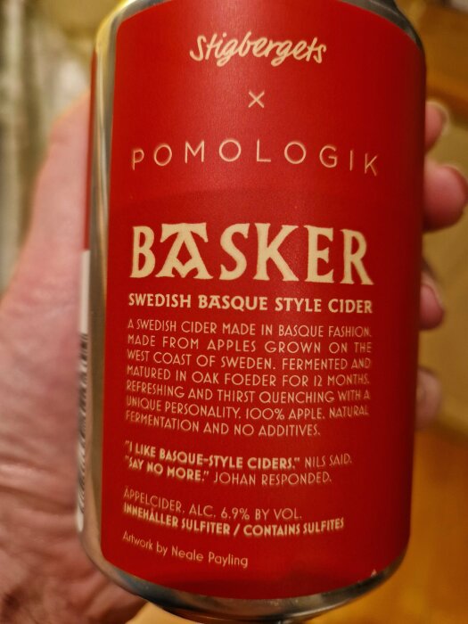 Närbild av en röd ciderburk från Stigbergets och Pomologik, kallad Basker, med 6,9% alkoholhalt, beskriven som en svensk basque-style cider.