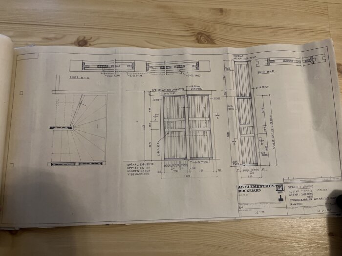 Ritning över husväggar med planlösningar och sektioner för en gul vägg och en vägg vid trappa, från AB Elementhus Mockfjärd.