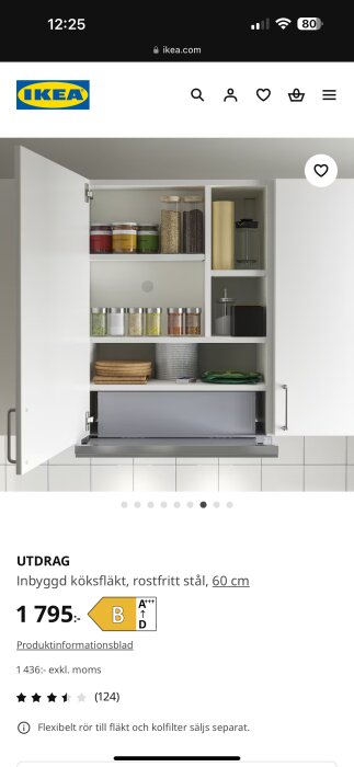 Köksfläkt från IKEA Utdrag, inbyggd med rostfritt stål och öppen skåplucka med matvaror. Modell visad är 60 cm bred och energieffektivitet klass B.