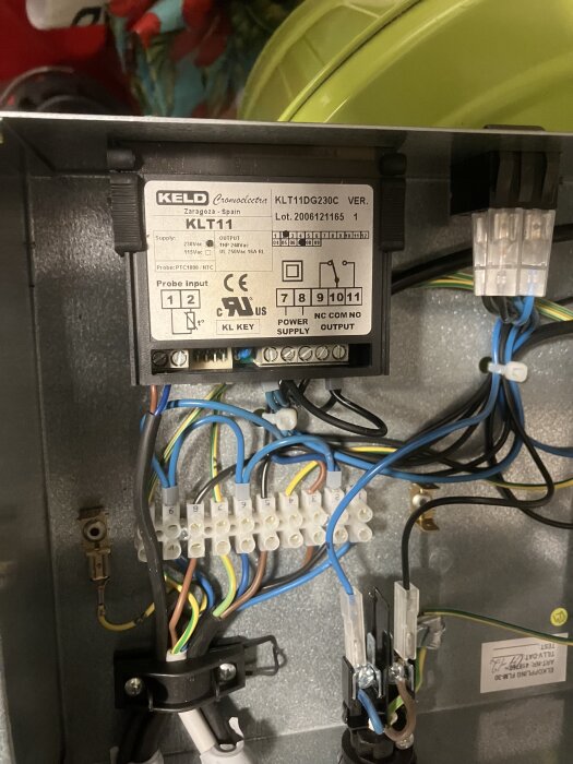 Kopplingsbox med ledningar och komponenter i ett ventilationssystem, märkt KELD KLT11.