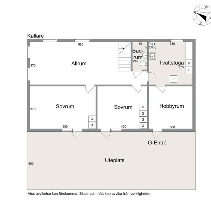 Ritning över källarplan med allrum, sovrum, badrum och tvättstuga. Uteplats och garderober markeras, pelare vid garderober.