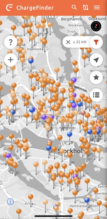 Karta över Stockholm med markörer för långsamladdare för elbilar, indikerade med orange och blå prickar.