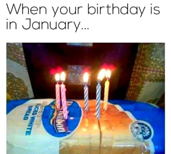 Brödlimpa med tårtljus i, humoristisk bild med texten "When your birthday is in January".