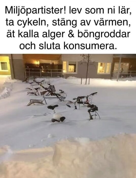 Cyklar täckta av snö framför en byggnad med lysande fönster, humoristisk text riktad till miljöpartister om att leva hållbart.