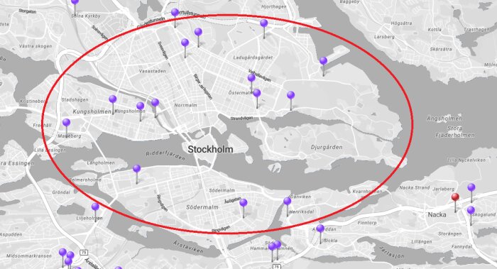 Karta över Stockholm med laddstationer markerade i lila och ett rött markerat område runt innerstan, samt Nacka utanför det markerade området.