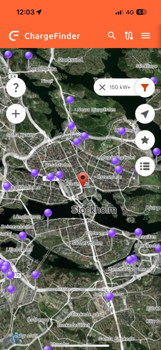 Karta över Stockholm i Chargefinder-appen med laddstationer markerade, filtrerat på 150 kW och uppåt, med violetta och röda markörer.