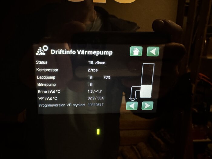 Skärmbild av värmepumpens driftinfo som visar kompressorhastighet, temperaturer in/ut, programversion och status "Till, värme".