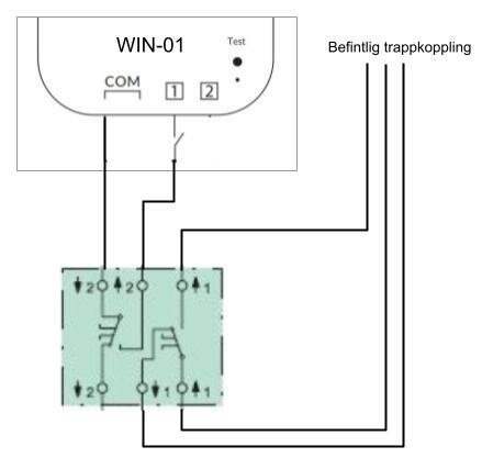 Schematisk kopplingsdiagram för WIN-01 med trappkoppling, visar potentiallös anslutning på den ena sidan.