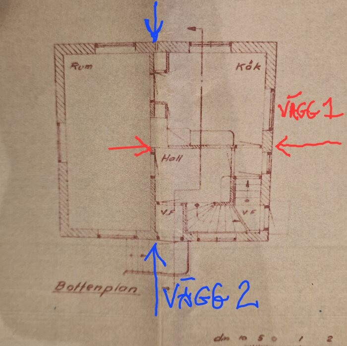 Ritning över bottenplan med kök, hall och rum, markerade innerväggar 1 och 2 i rött och blått, med pilar. Eventuell bedömning av bärande väggar.