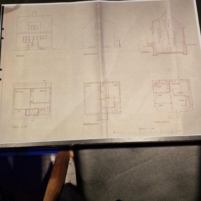 Planritningar av ett hus med markeringar för fasad, sektion och våningsplan, inklusive källare, bottenplan och övervåning.