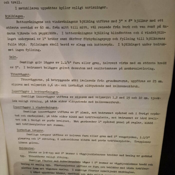 Bygginstruktioner för bjälklag, golv, ytterväggar och innerväggar i bottenvåning. Text beskriver konstruktionstjocklekar och material som siporex och trä.