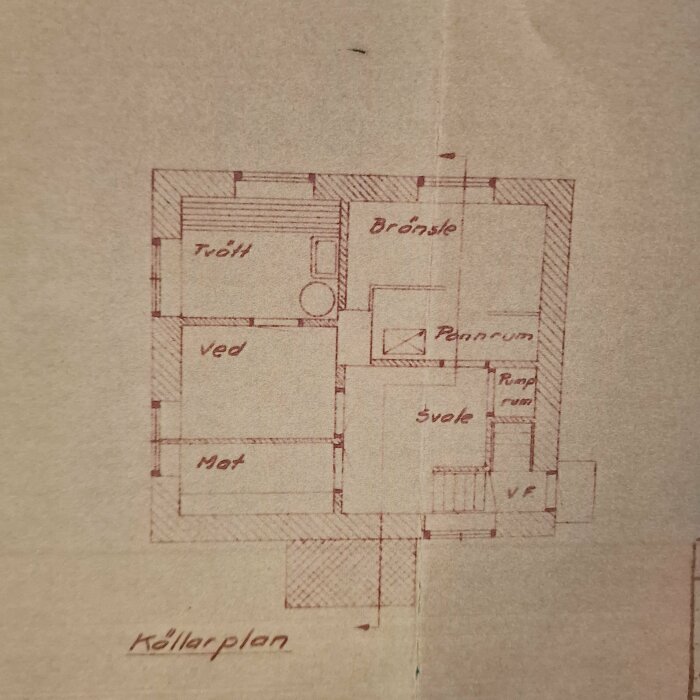Byggnadsritning av en källarvåning med rum markerade som "Tröött", "Ved", "Mat", "Bränsle", "Pannrum", "Svale", och "Rump rum".