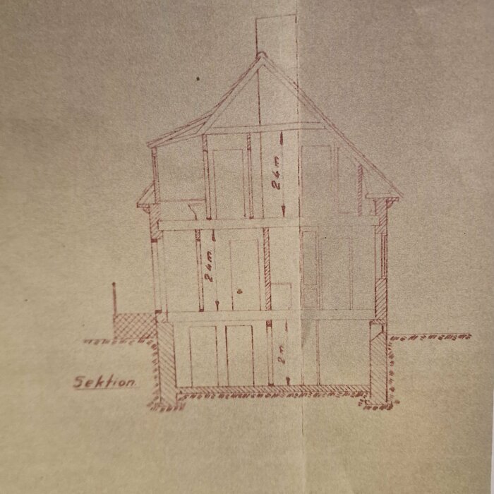 Ritning av husets sektion med våningar och väggar i siporex markerade; noteringar visar höjdmått och väggpositioner.
