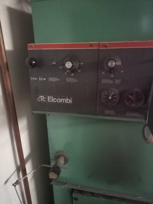 Eldriven värmepanna av märket CTC Elcombi med kontrollpanel och dialer.