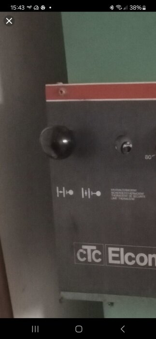 Rökgasspjäll på en CTC Elcomat panna, vredet som styr funktionen visas.