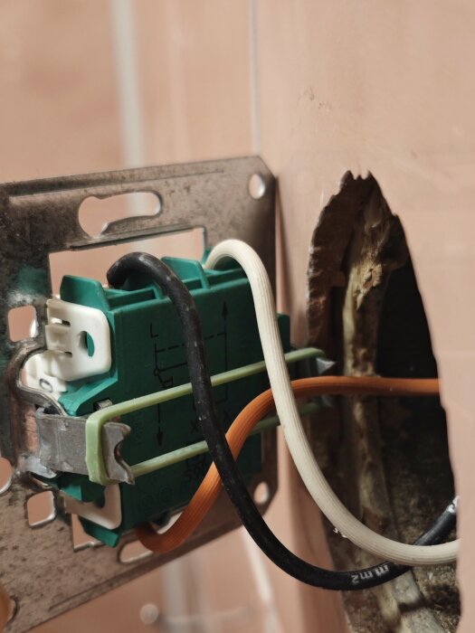 Kopplingsschema för dimmerinstallation med kronbrytare, visar flera kablar anslutna till en elektrisk box i väggen.