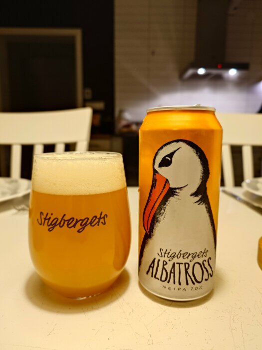 Burk och glas med Stigbergets Albatross öl på ett bord.