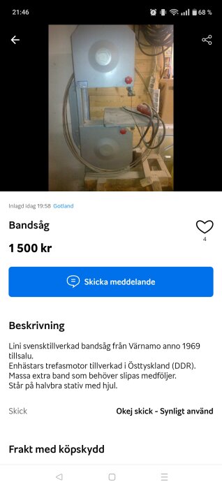 Bild på en bandsåg från 1969 med en trefasmotor, placerad på ett trästativ i en verkstadsmiljö.