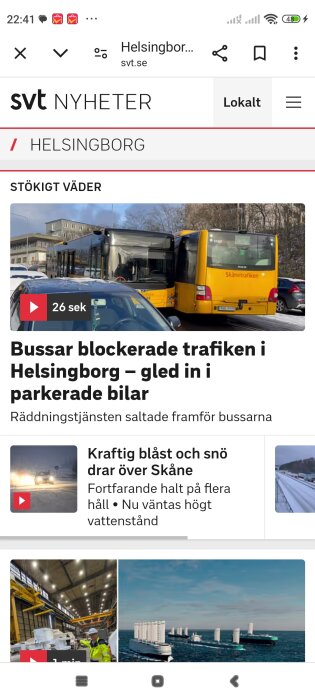 Gula och svarta bussar blockerar trafiken i Helsingborg efter att ha glidit på isiga vägar.