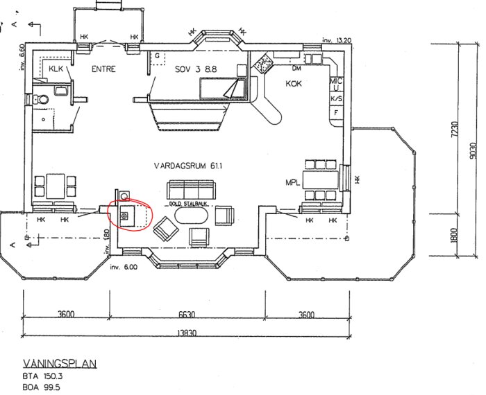 Byggplan med markerad spalt i leca-block vid öppen spis. Visar layouten i vardagsrum och sovrum.