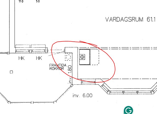 Ritning av vardagsrum med texten "framtida rökflöde", område markerat med röd cirkel. Möjligt förberedelse för eldstad.