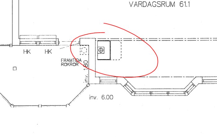 Ritning av vardagsrum med markerad sektion för framtida spis, röd cirkel visar området nära rören.