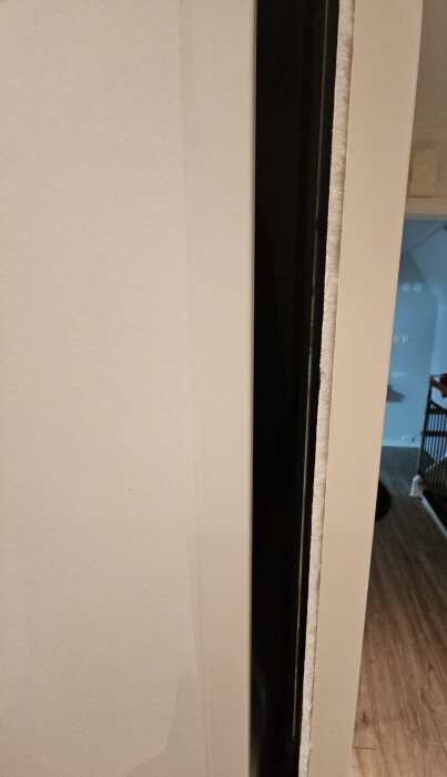 Glipa mellan skjutdörr och stomme i en Ikea Pax garderob.