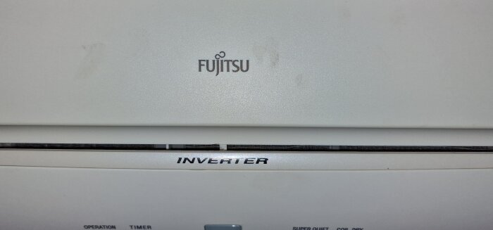 Fujitsu luftvärmepump med texten "Inverter" på enheten, söker fjärrdosa.