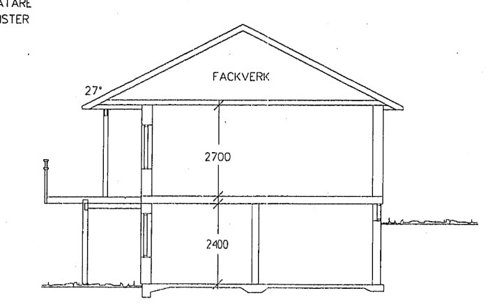 Byggnadsritning med två våningar och takvinkel, visar fackverk och höjdmått mellan våningarna, relevant för eldstad och bärande lecablocksstruktur.