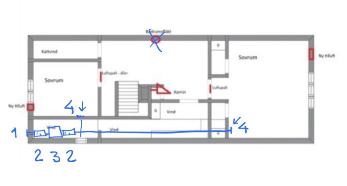 Planritning med sovrum och vind där ventilationens luftflöde illustreras med blå linjer och anteckningar, inklusive frånluftdon och andra komponenter.