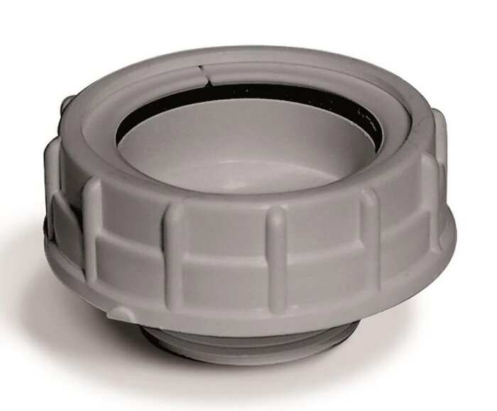 Grå flänsmuff i plast, del av diskbänkens anslutning, visas jämfört med vattenlås. Produkten används vid installation av avlopp.