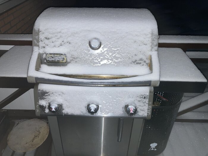 Grill täckt av snö, redo för vintergrillning.