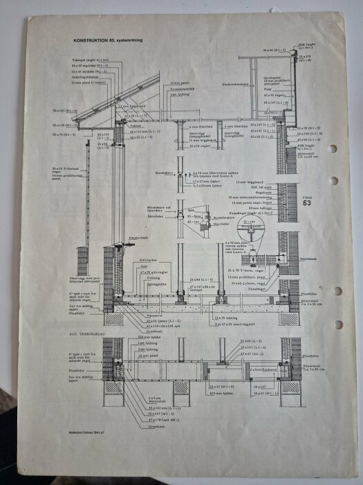 Byggnadsritning från 1970 som visar konstruktionen av ett trähus med detaljer om väggmaterial och dimensioner för renoveringsplanering.