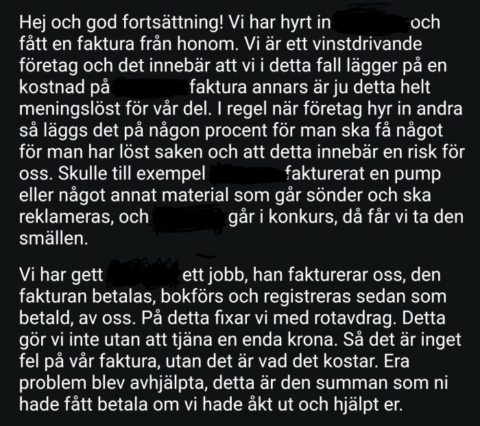 Textmeddelande som beskriver fakturering från ett företag, med borttagen information och förklaring om kostnader och vinster vid utfört jobb.