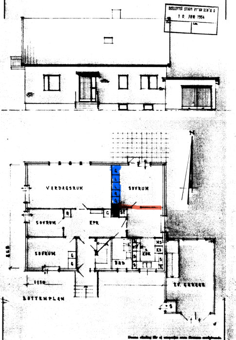 Ritning av bottenvåning i hus från 1964, markerad med rött och blått för planerade förändringar av innerväggar mot murstock och vardagsrum.