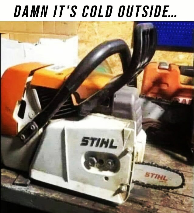Två motorsågar placerade på ett arbetsbord i kall verkstadsmiljö, med texten "Damn it's cold outside..." i bildens övre del.